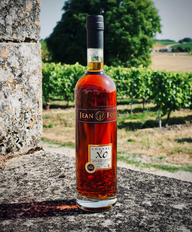 Gamme des cognacs Jean Fort : bouteilles de VSOP, Napoléon, XO et la carafe Extra.