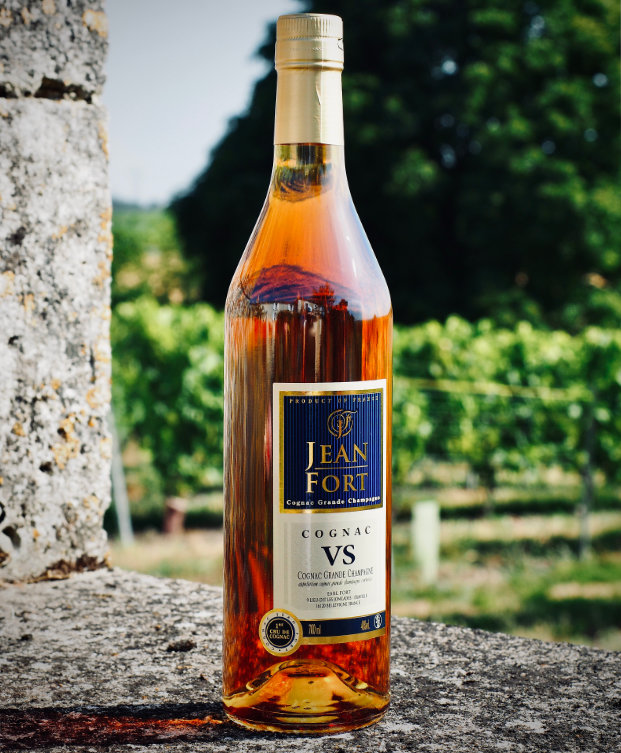 Gamme des cognacs Jean Fort : bouteilles de VSOP, Napoléon, XO et la carafe Extra.