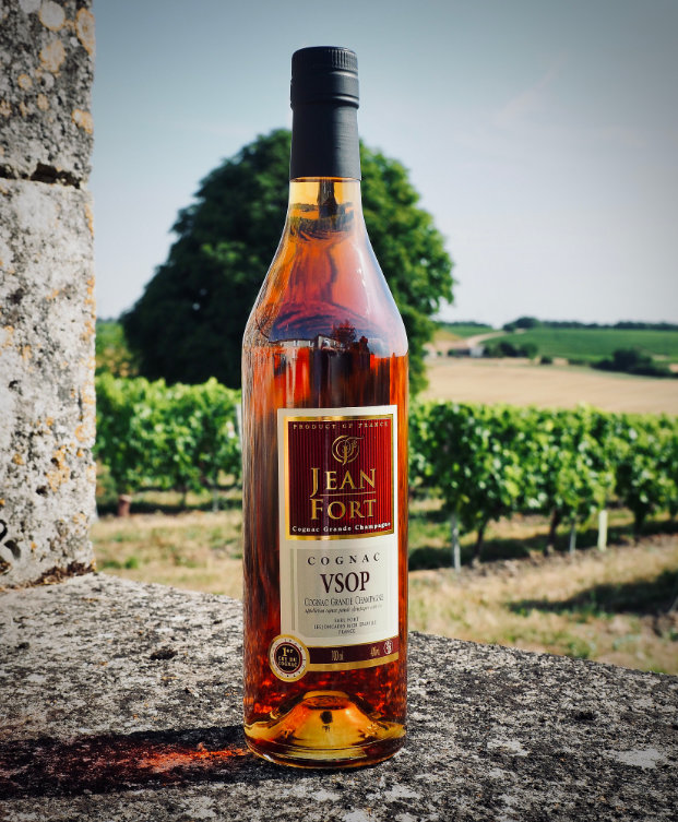 Gamme des cognacs Jean Fort : bouteilles de VSOP, Napoléon, XO et la carafe Extra.